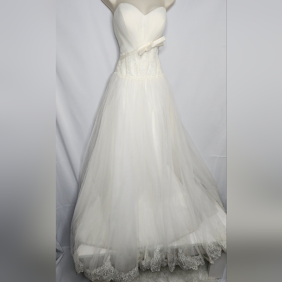 Elegant Ivory Lace/Zipper Multi Layered Wedding Dress - Picture 2 of 16